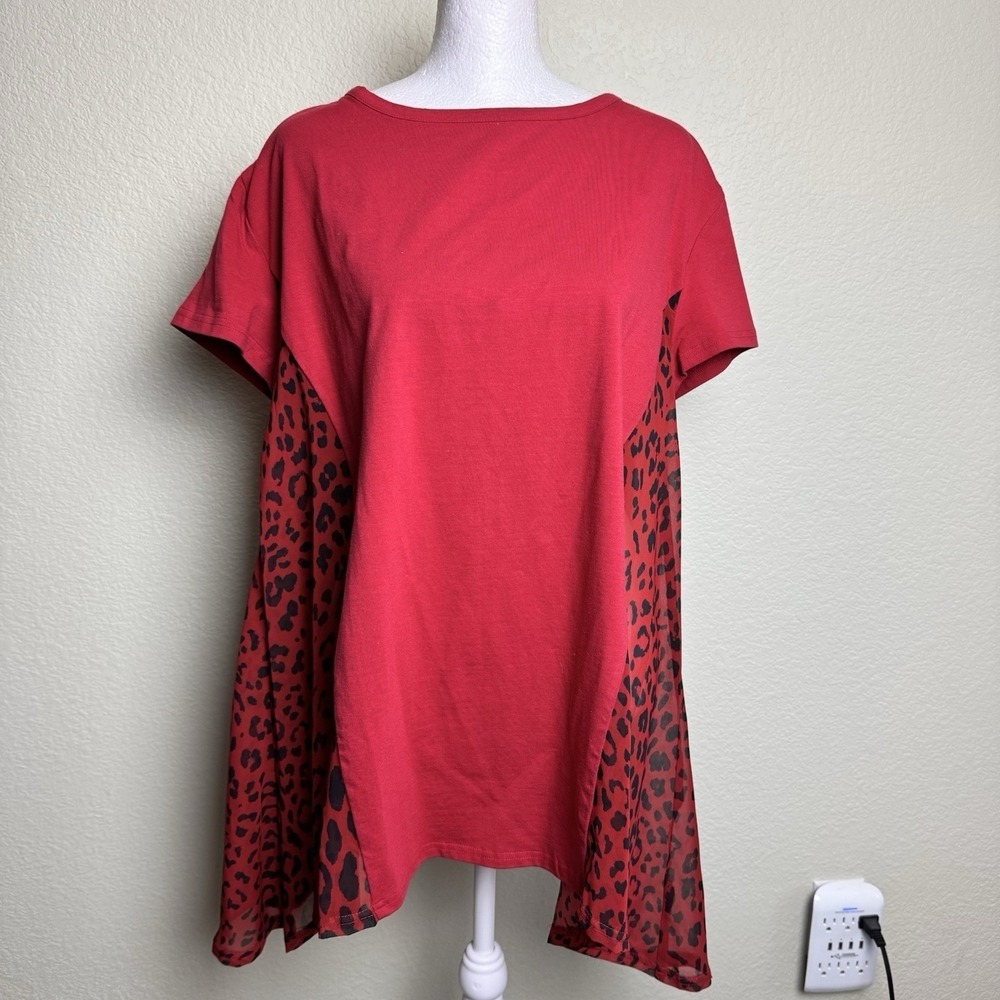 DG2 Diane Gilman Women's Top Red Animal Print Size M Sheer‎ Back High-Low